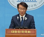 브리핑하는 권칠승 더불어민주당 수석대변인