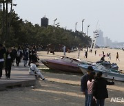 화창한 봄날씨에 경포해변 찾은 나들이 인파