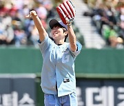 야구장서 농구 시구하는 BNK 썸 안혜지 [사진]