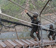 정밀 점검하는육군 7사단 GOP 장병