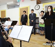 학교 오케스트라단 공연 바라보는 이주호 부총리