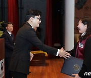 신규 검사 임용장 수여하는 한동훈 장관