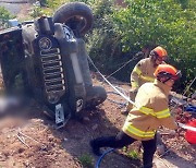 비포장 언덕서 SUV 넘어져…80대 현장서 사망