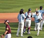 Lotte Giants ride eight-game winning streak to top of KBO table