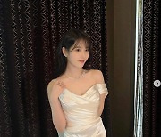 ‘이종석♥’ 아이유, 우아한 드레스 자태로 뽐낸 청순 미모[M+★SNS]