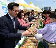 오리핫도그 전달하는 정황근 농림수산식품부 장관