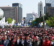 '근로자의 날' 양대노총 전국 집회…강릉서 노조 간부 분신