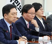 장예찬 청년최고위원 발언 듣는 김재원 최고위원