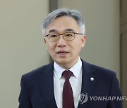 '이정근 녹취록' 관련 입장 표명하는 정철승 변호사