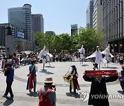 거리 행진하는 참가자들