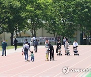 화창한 봄 날씨 즐기는 시민들