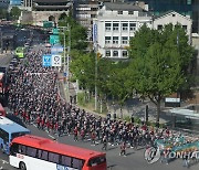 민주노총 '노동절대회' 행진