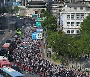 민주노총 '노동절대회' 행진