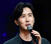 [TEN 포토] 신유 '데뷔 16년만에 첫 쇼케이스'