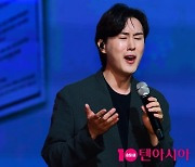 [TEN 포토] 신유 '어머님 생각에 벅찬 마음'