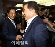 [포토]'악수하는 이진복-김동연'