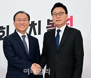 [포토]박광온-윤재옥, '악수하는 여야 원내대표'