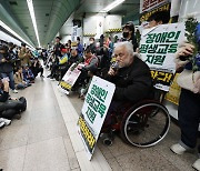 서울시, '지하철 시위 주도' 전장연 대표에 과태료 300만원 부과