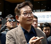 지지자들 둘러싸인 채 발길 돌리는 송영길 전 더불어민주당 대표