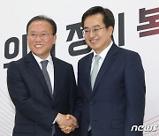 악수 나누는 윤재옥·김동연