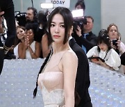 "연진아, 나 또 신나"…송혜교, 백상 女최우수연기상 수상 여운 끝나기도 전 美멧갈라 참석