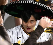 김하성, 짜릿한 결승 3점 홈런...MLB 통산 100타점 돌파