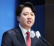 與 겨냥한 이준석 "보수패널 부족? 대통령·영부인 주제면 펑크"