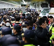 서울시, 전장연에 지하철역 시위 과태료 300만원 부과