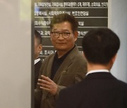 [포토] 검찰 관계자들에게 제지 당하는 송영길