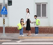 [포토] 삼성전자, 크라운제과와 함께 “안전한 하굣길 만들어요”