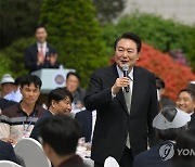 “잘난척하는 건 예의 아니다”...떡볶이 김밥 ‘깜짝오찬’ 즐긴 윤석열