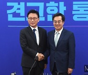 [머니S포토] 박광온 원내대표 예방한 김동연 경기지사