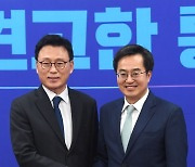 [머니S포토] 인사 나누는 박광온 원내대표와 김동연 경기지사