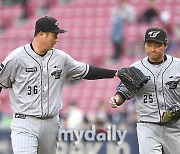 [MD포토] 장민재 '김태연, 우리가 이길 수 있어'