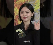 HYNN 박혜원 '꽃다발과 상패들고 밝은 미소'