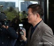 검찰 자진 출석하는 송영길 전 대표