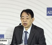 기자들의 질문에 답하는 아시아개발은행(ADB) 총재