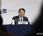 질문 듣는 아사카와 마사츠구 아시아개발은행(ADB) 총재