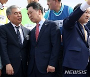 김현기 서울시의회 의장과 대화하는 김기현 당 대표