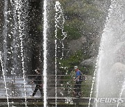 시원한 물줄기 바라보며