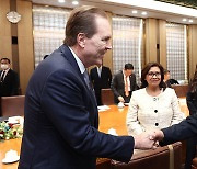 김 의장 만난 미 하원의원단 "윤 대통령, 환상적인 방미"