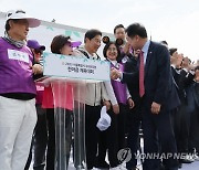 참석자들과 인사하는 김기현 대표