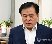 국민의힘 원내대표실 방문 후 이동하는 이진복