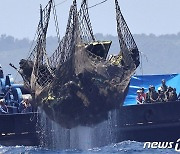 오키니와 해상서 인양되는 지난달 실종 자위대 헬기