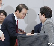 악수 나누는 임이자·이정식