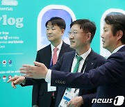 ADB 연차총회 하나은행 부스 찾은 이승열 은행장