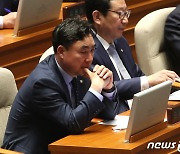 '돈봉투 의혹' 윤관석·이성만, 자진 탈당…"선당후사 마음"(종합)