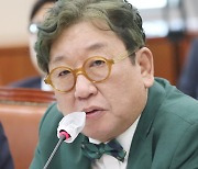 질의에 답하는 김상협 위원장