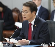 이정식 고용장관, 노동자 분신사망에 "억울한 일 없게 노동개혁"