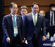 탄소중립과 에너지정책 세미나 참석하는 한덕수·최태원